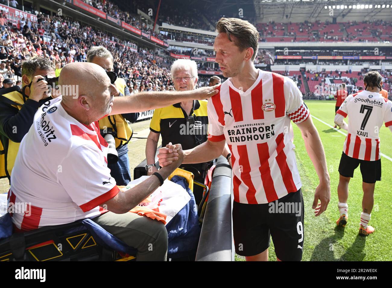 EINDHOVEN - Luuk de Jong with an terminally ill supporter during the Dutch premier league match between PSV Eindhoven and SC Heerenveen at Phillips stadium on May 21, 2023 in Eindhoven, Netherlands. ANP OLAF KRAAK Stock Photo