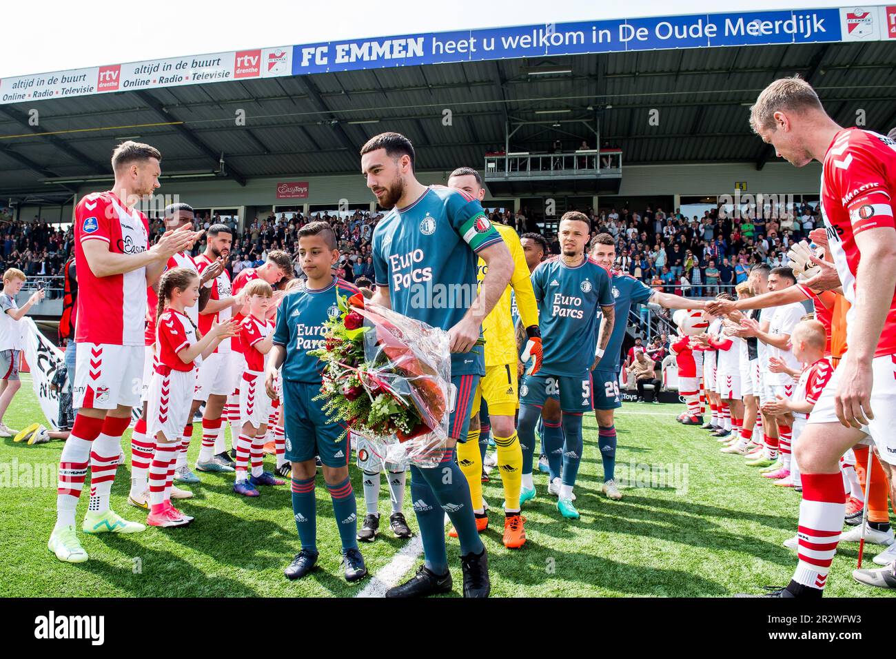 EMMEN - FC Emmen players make a guard of honor during the emergence for the  Championship team of Feyenoord (season 2022/2023) during the Dutch premier  league match between FC Emmen and Feyenoord