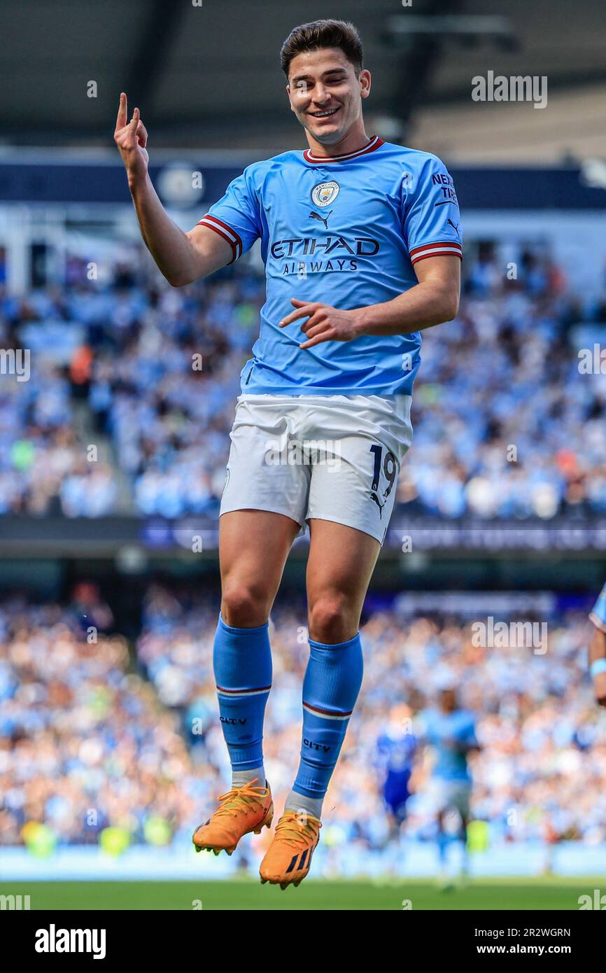 Julián Álvarez #19 of Manchester City celebrates his goal to make