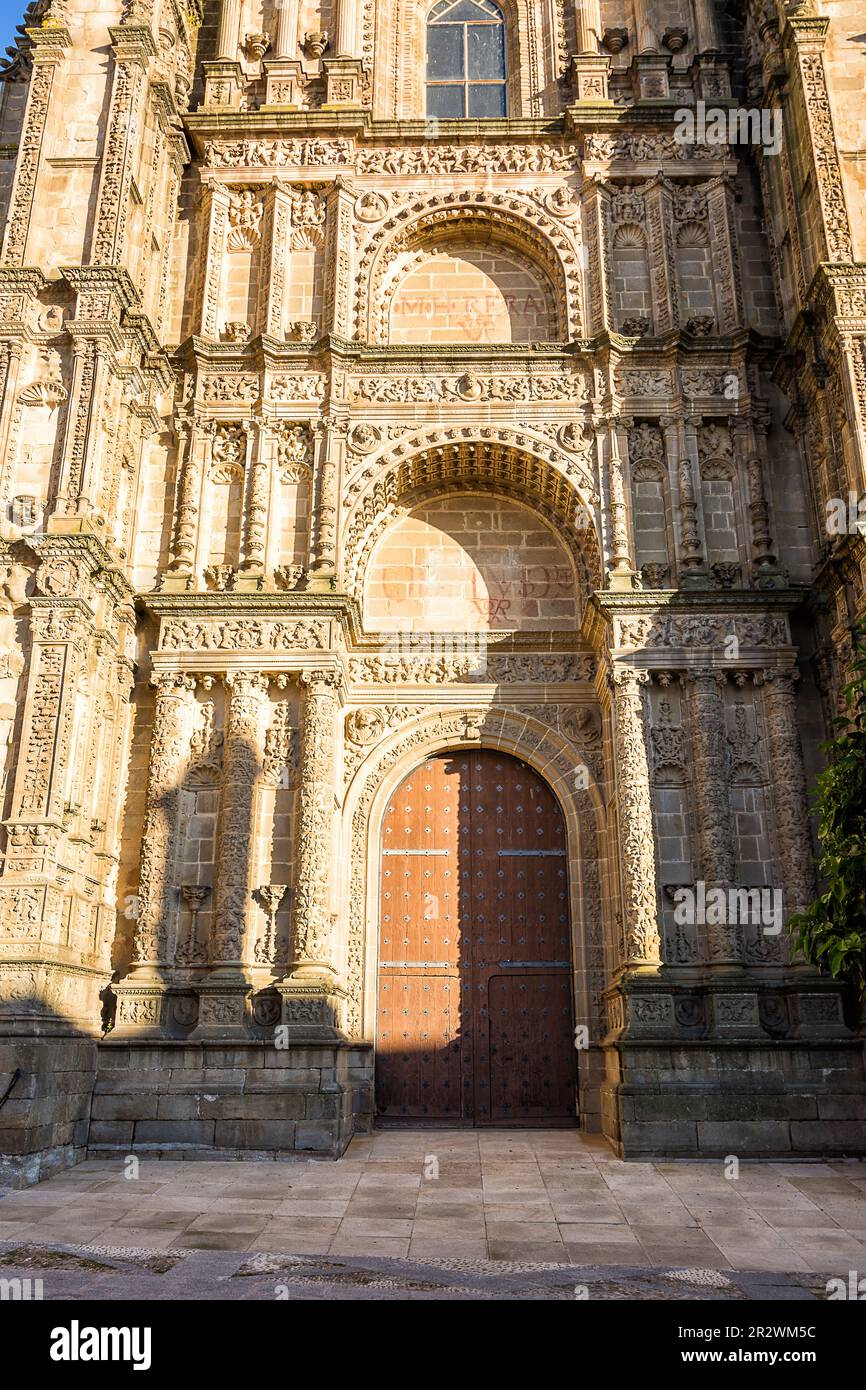entrance-portal-to-the-cathedral-of-plasencia-spain-2R2WM5C.jpg