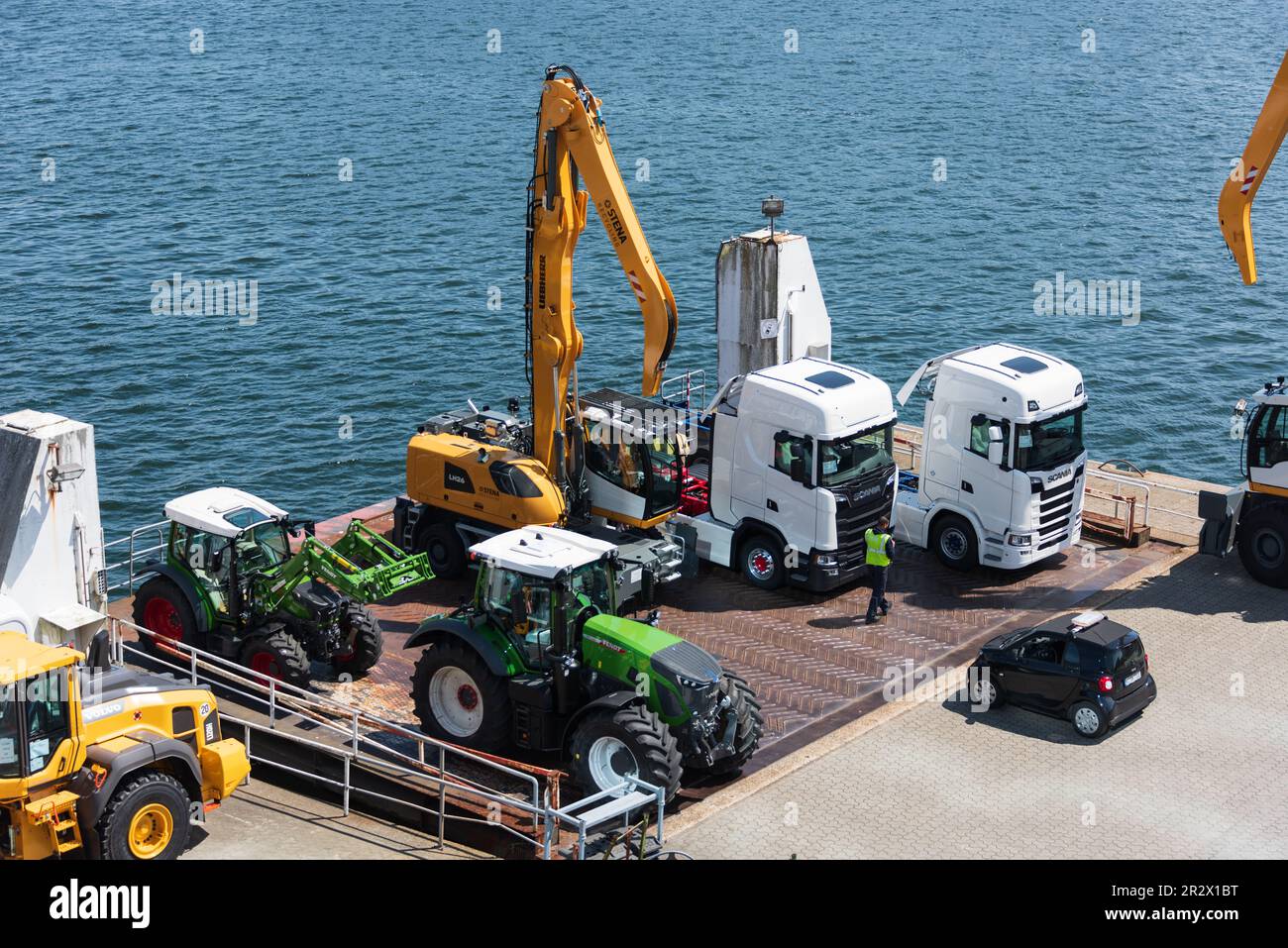 Kieler Hafen am Schwedenkai Baumaschinen und LKWs warten auf Verladung Stock Photo