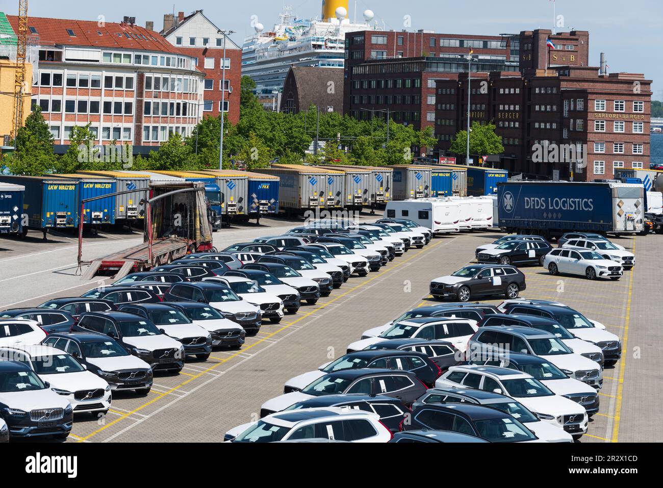Am Parkplatz des Schwedenkais warten Neuwagen und LKW-Auflieger auf Verladung auf der Schwedenfähre Stock Photo