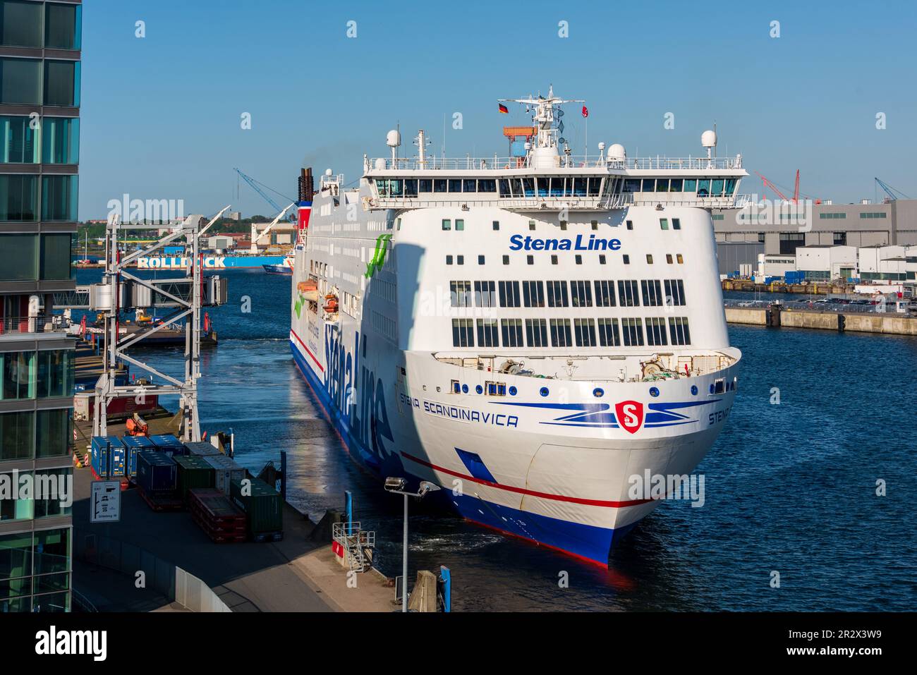 Am Abend verabschiedet sich die am Schwedenkai liegende Stena Scandinavica von Kiel in Richtung Göteborg im Hintergrund die Werften auf dem Ostufer Stock Photo