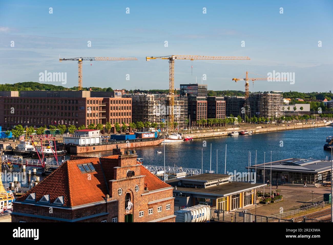 Am Ende der Kieler Förde die Hörn überquert von der Klappbrücke im Hintergrund die Neubauten des neuen Hörnquartiers Stock Photo