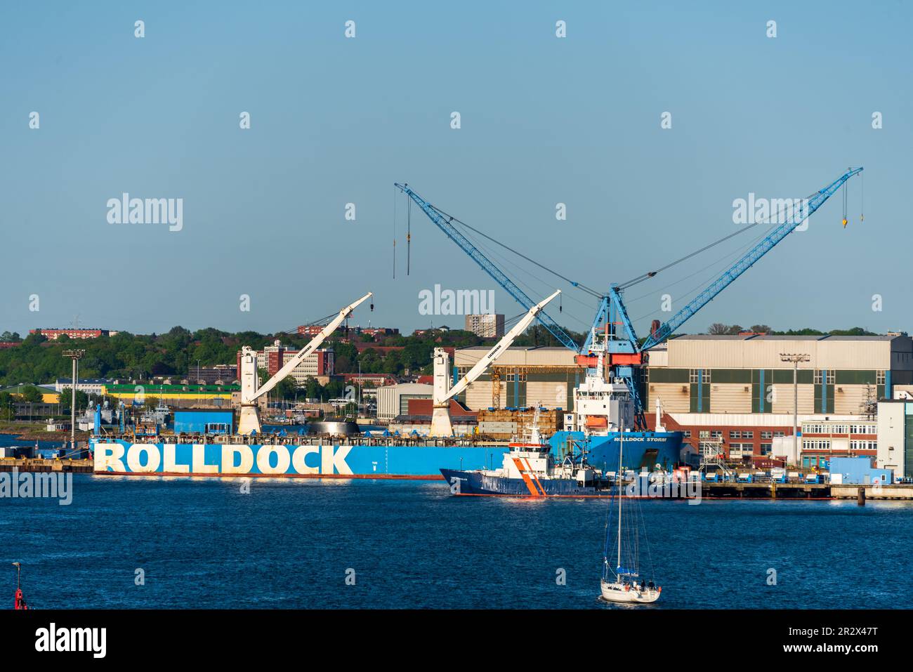 Blick über die Innenförde zu den Werften dort liegt gerade das Spezialschiff  Rolldock das ein hier gebautes  Uboot der neuesten Generation zum Transp Stock Photo