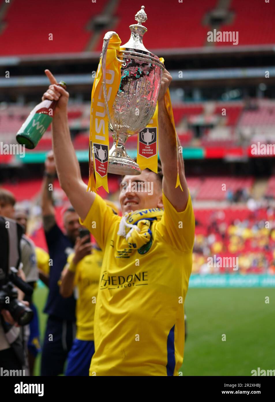 WEMBLEY, ENGLAND MAY 21 Celebrations after the Isuzu FA Vase final between Ascot United and