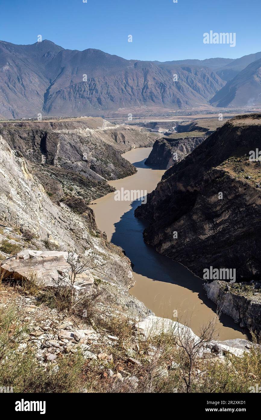 Whence flows the mighty Yangtze river Stock Photo - Alamy