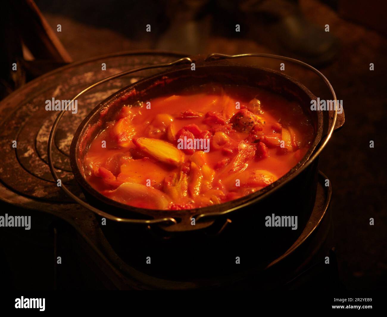Making tomatoes in a Dutch oven at camp Stock Photo Alamy