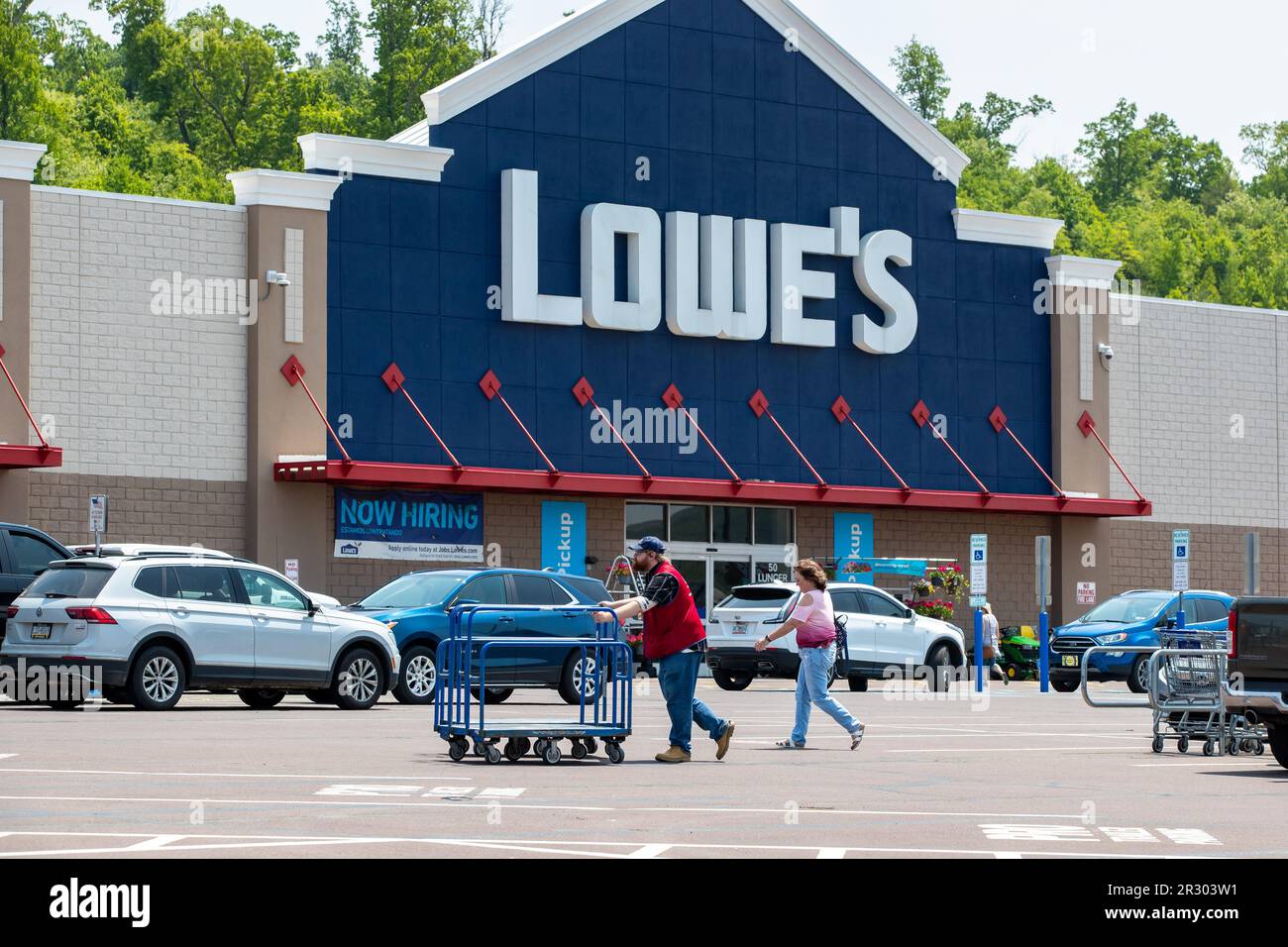 Lowes home improvement helps customer hi-res stock photography and