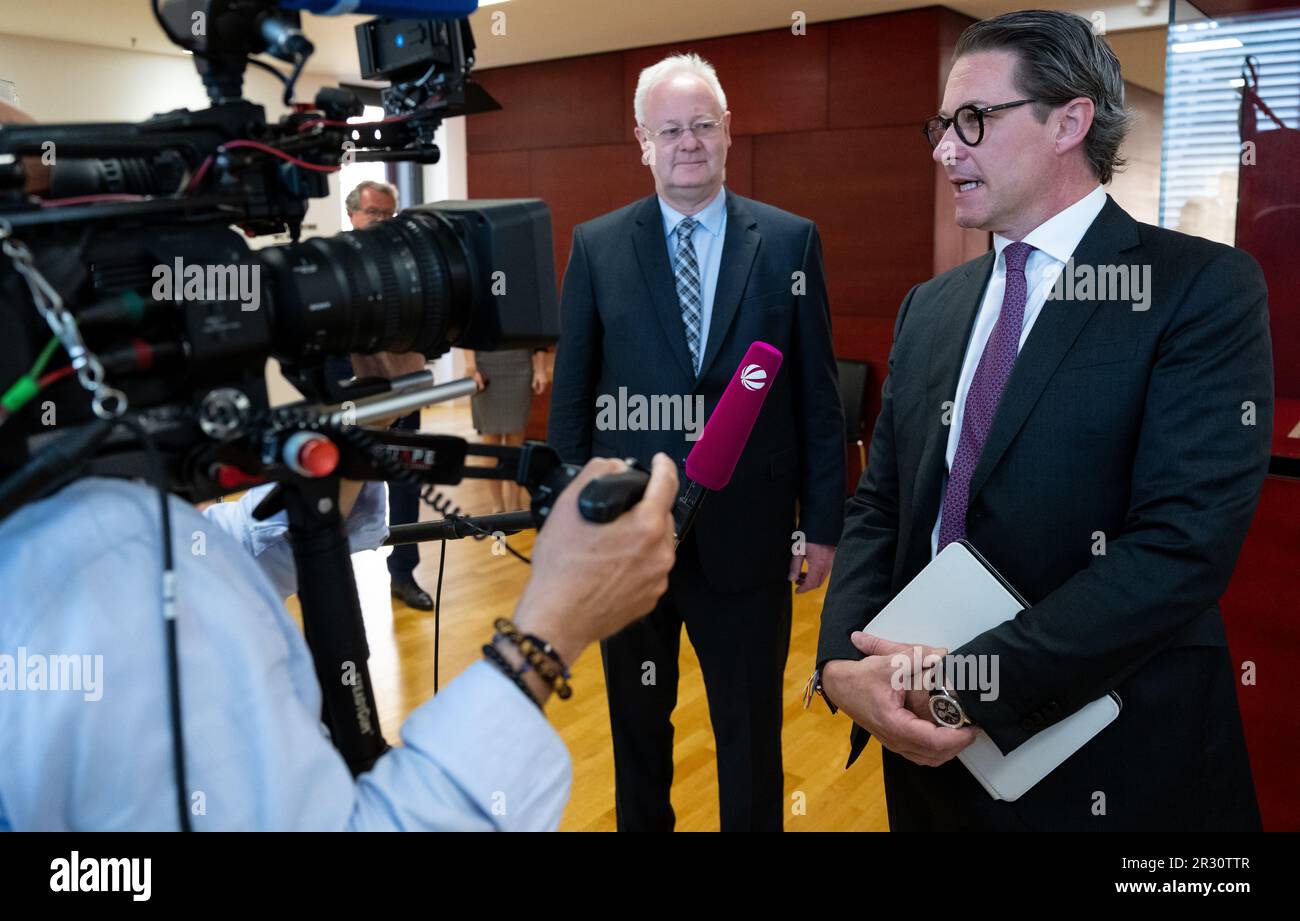 Munich, Germany. 22nd May, 2023. Bernhard Pohl (center), deputy parliamentary group leader of the Free Voters and chairman of the investigative committee on the main line, and Andreas Scheuer (CSU, right), former Federal Minister of Transport, arrive in the conference room of the Bavarian state parliament before the start of the investigative committee on the main line. Scheuer has to testify as a witness in the investigative committee on the second Munich S-Bahn main line. Credit: Sven Hoppe/dpa/Alamy Live News Stock Photo