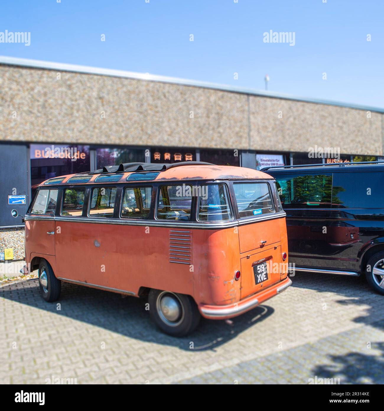 Alter VW Bus T1 in der gesuchten Luxussausstattung Samba in patiniertem Originalzustand. Der unrestaurierte Bulli hat einen Wert von ca. 90.000€ in di. Stock Photo