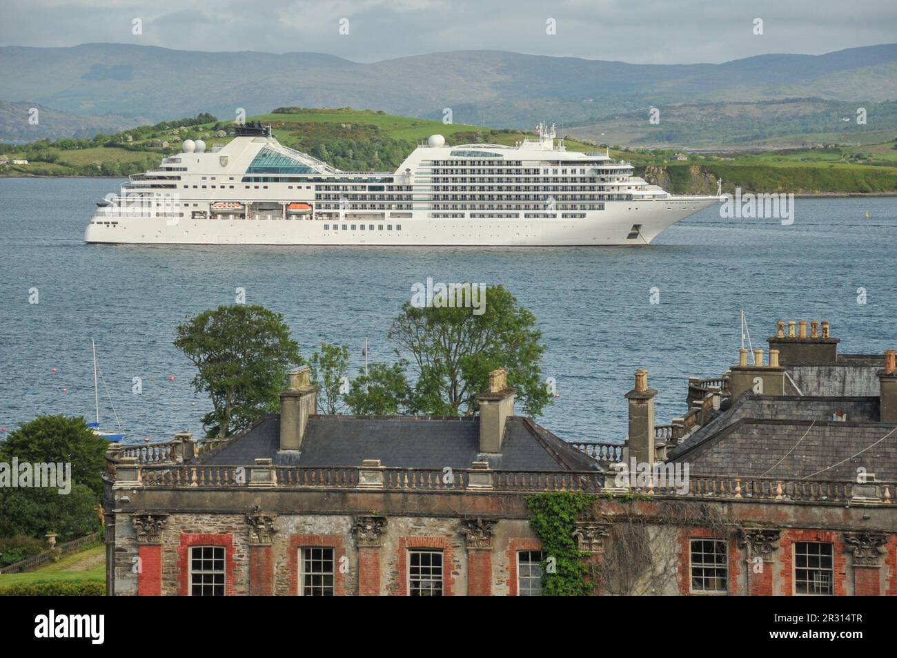 Bantry, West Cork, Ireland. 22nd May, 2022. Bantry welcomes its first cruise ship this year, Seabourne Ovation cruise ship is docked in Bantry Bay from 8am to 5pm. Local travel agencies were also conducting tours around West Cork for the visitors. Credit: Karlis Dzjamko/ Alamy Live News Stock Photo