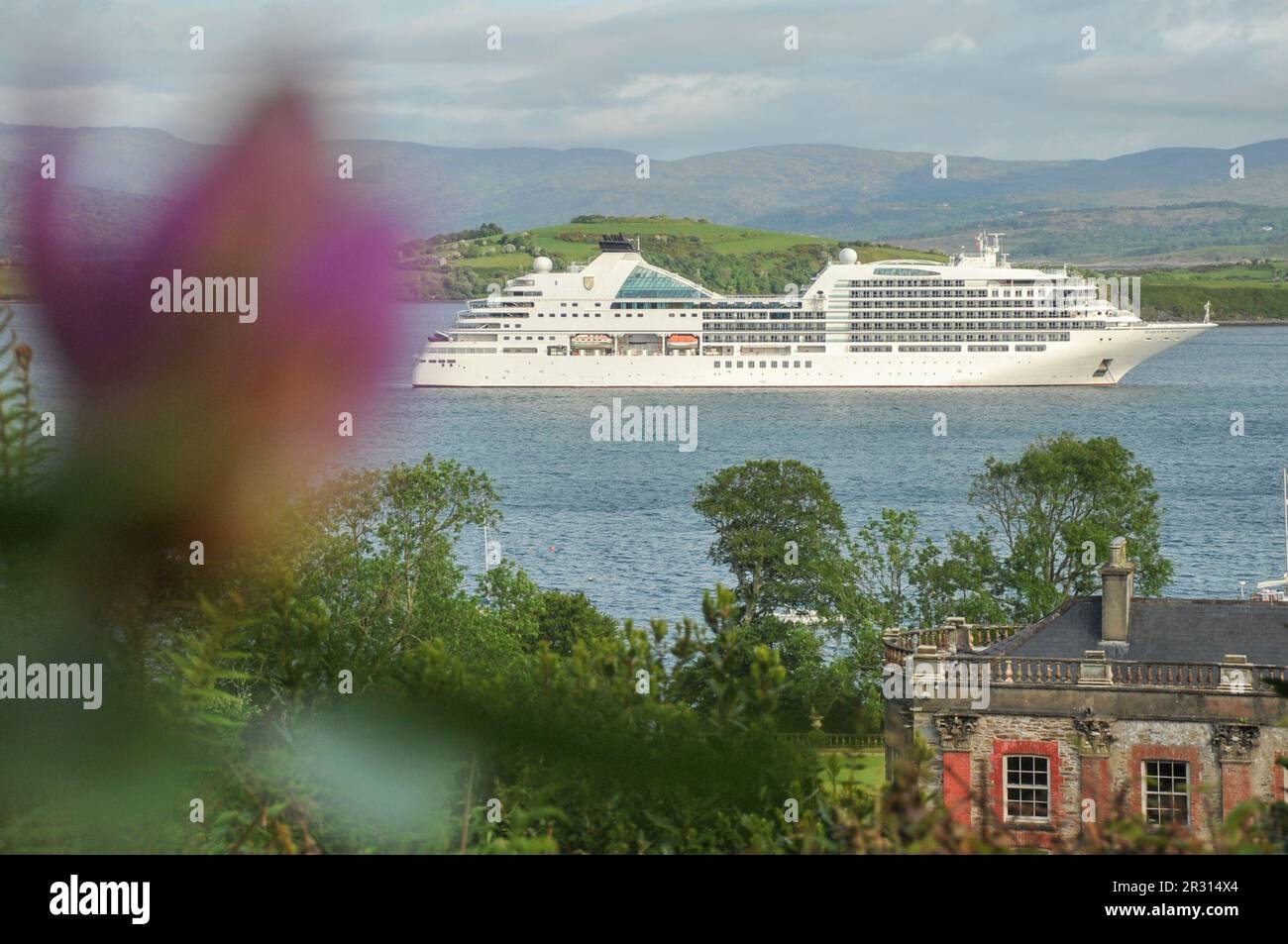 Bantry, West Cork, Ireland. 22nd May, 2022. Bantry welcomes its first cruise ship this year, Seabourne Ovation cruise ship is docked in Bantry Bay from 8am to 5pm. Local travel agencies were also conducting tours around West Cork for the visitors. Credit: Karlis Dzjamko/ Alamy Live News Stock Photo