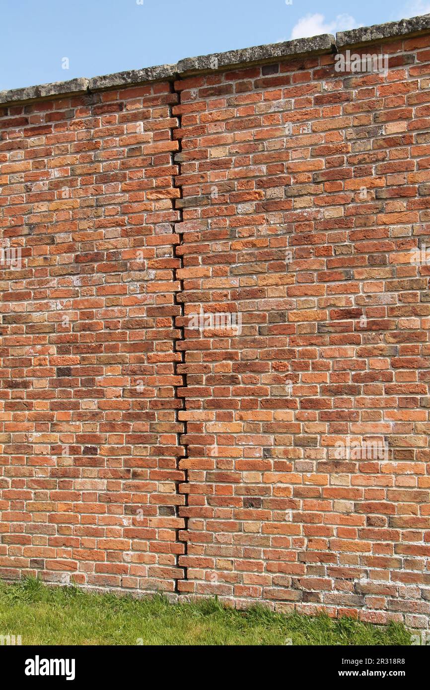 An Expansion Joint in a Traditionally Built Brick Wall Stock Photo Alamy