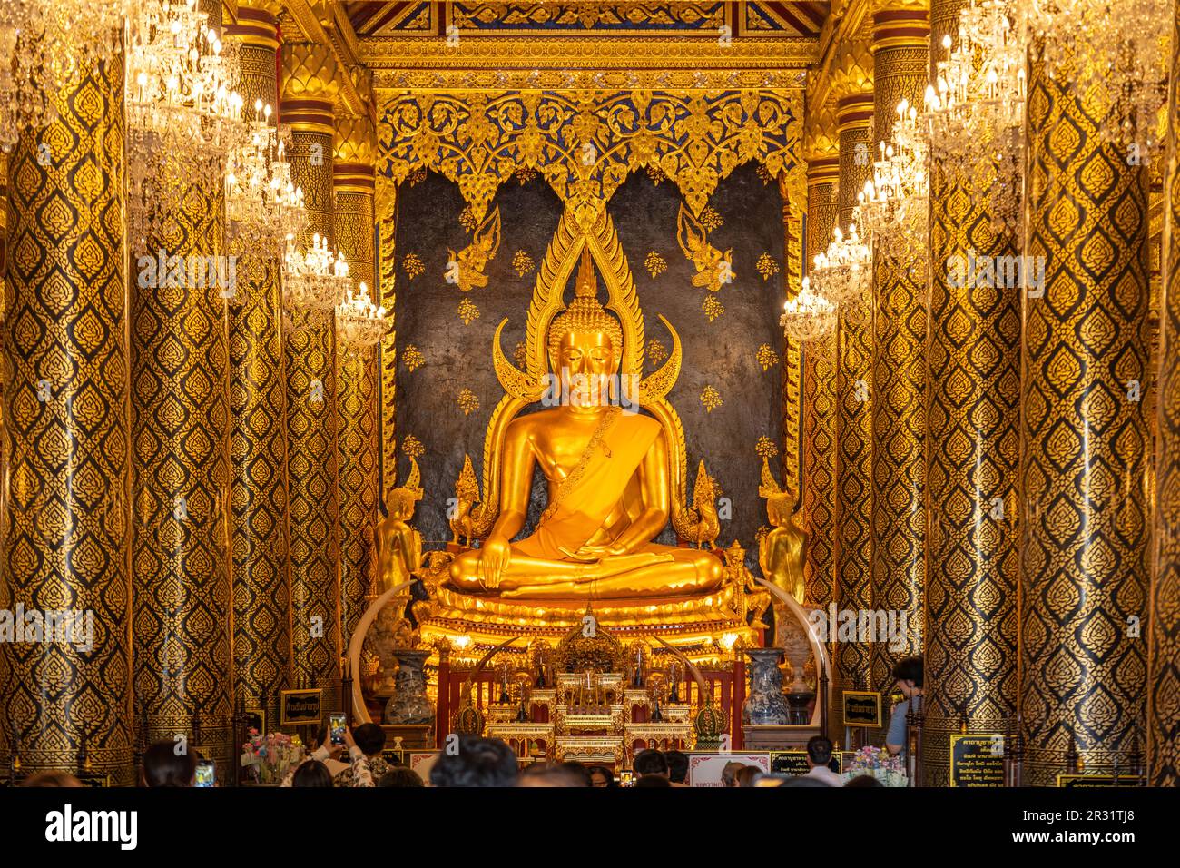 Die verehrte Buddha-Statue Phra Putthachinnarat im Sukhothai-Stil im Tempel Wat Phra Si Rattana Mahathat, Phitsanulok, Thailand, Asien  |  The famous Stock Photo