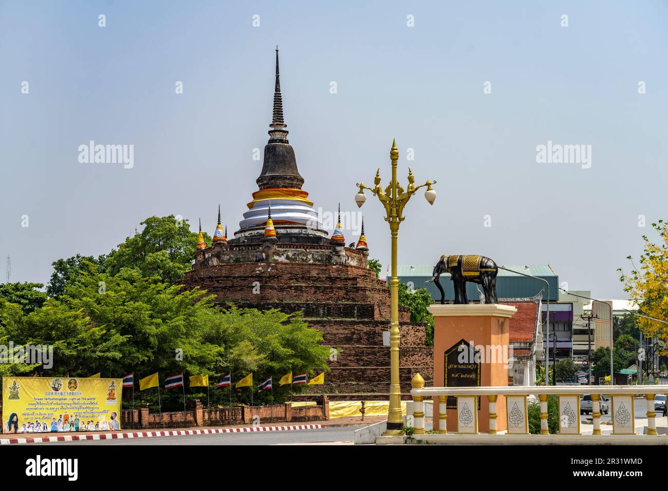 Der buddhistische Tempel Wat Ratchaburana, Phitsanulok, Thailand, Asien  |  Wat Ratchaburana buddhist temple, Phitsanulok, Thailand, Asia Stock Photo