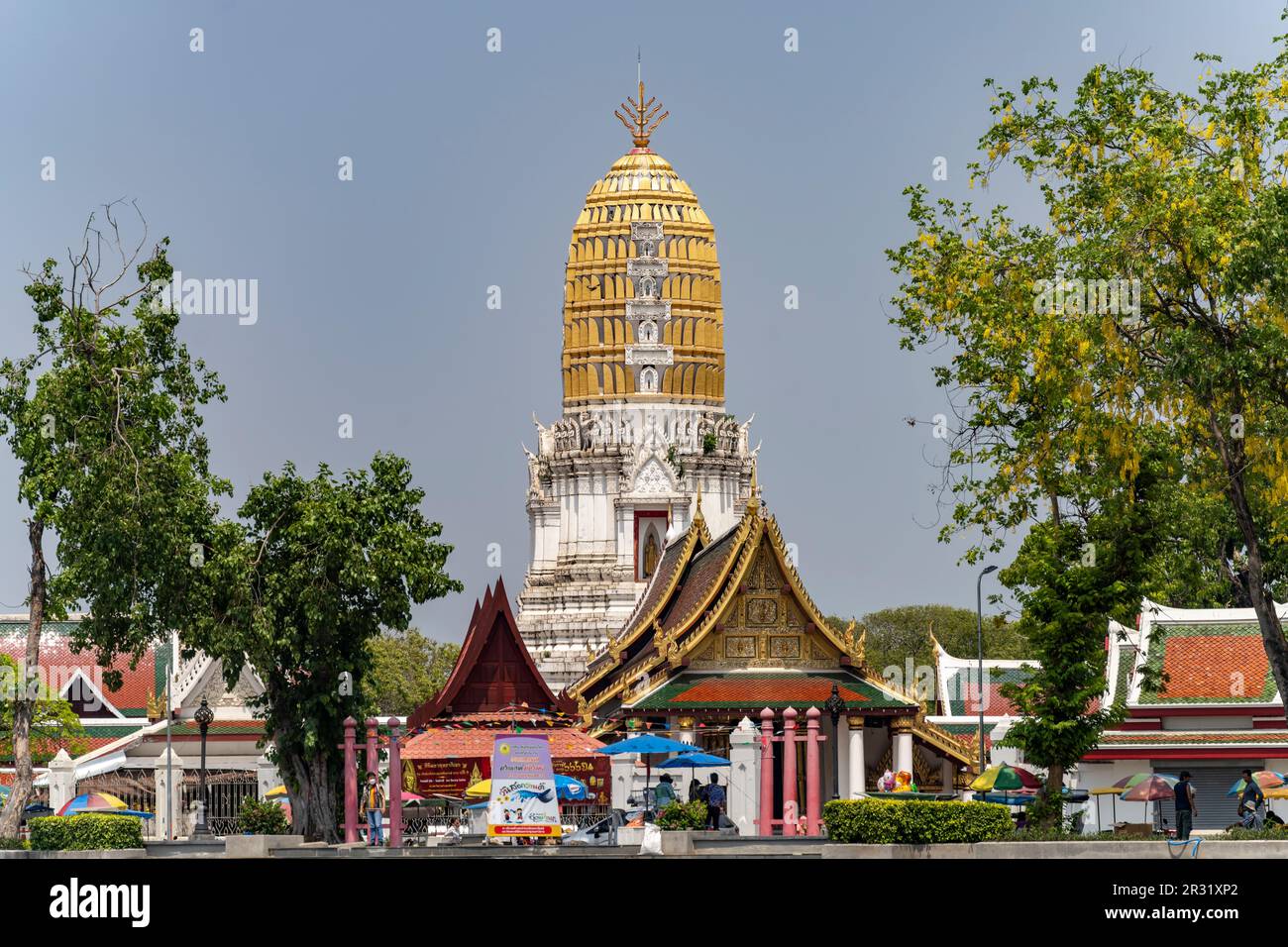 Prang des  buddhistischen Tempel Wat Phra Si Rattana Mahathat in Phitsanulok, Thailand, Asien  |  Wat Phra Si Rattana Mahathat  buddhist temple prang Stock Photo