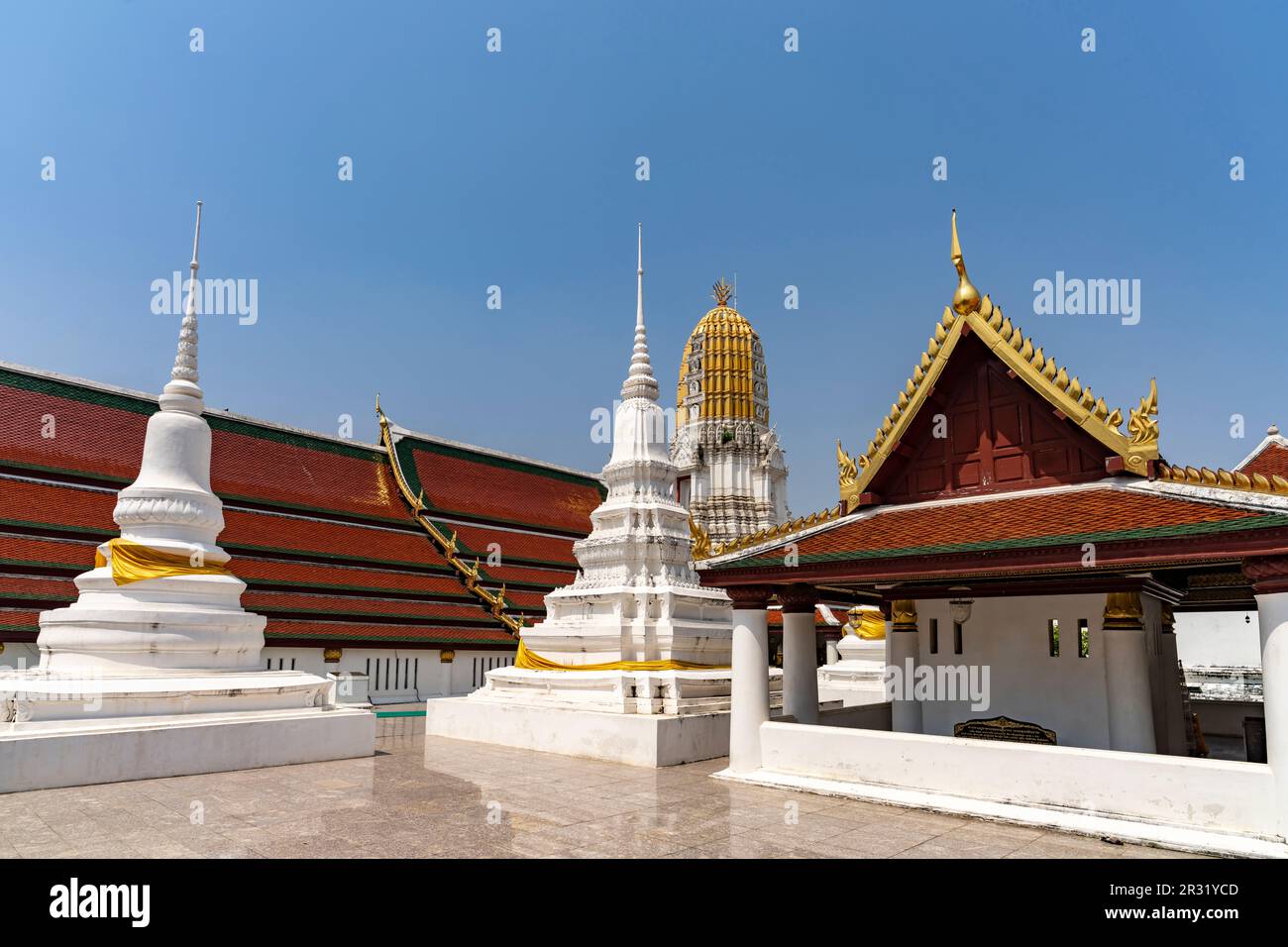 Prang und Chedi des  buddhistischen Tempel Wat Phra Si Rattana Mahathat in Phitsanulok, Thailand, Asien  |  Wat Phra Si Rattana Mahathat  buddhist tem Stock Photo