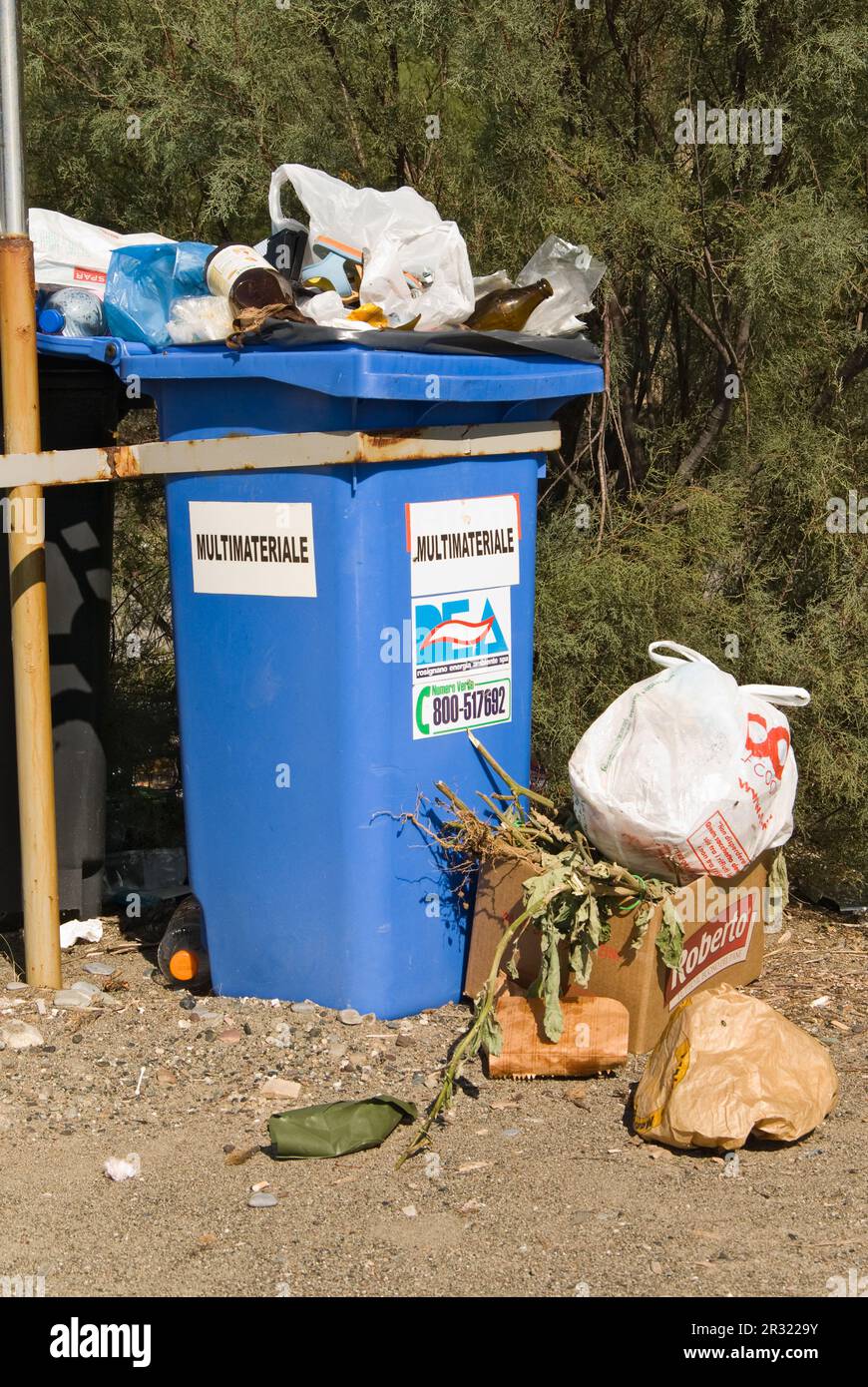 Overfilled garbage can Stock Photo Alamy