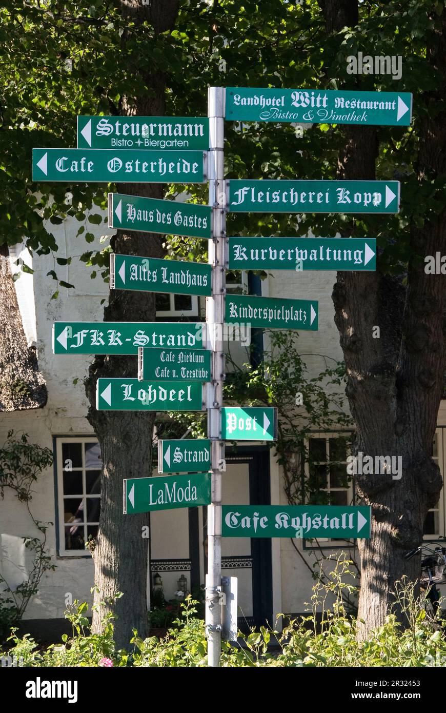 Road signs pointing to right hi-res stock photography and images - Alamy