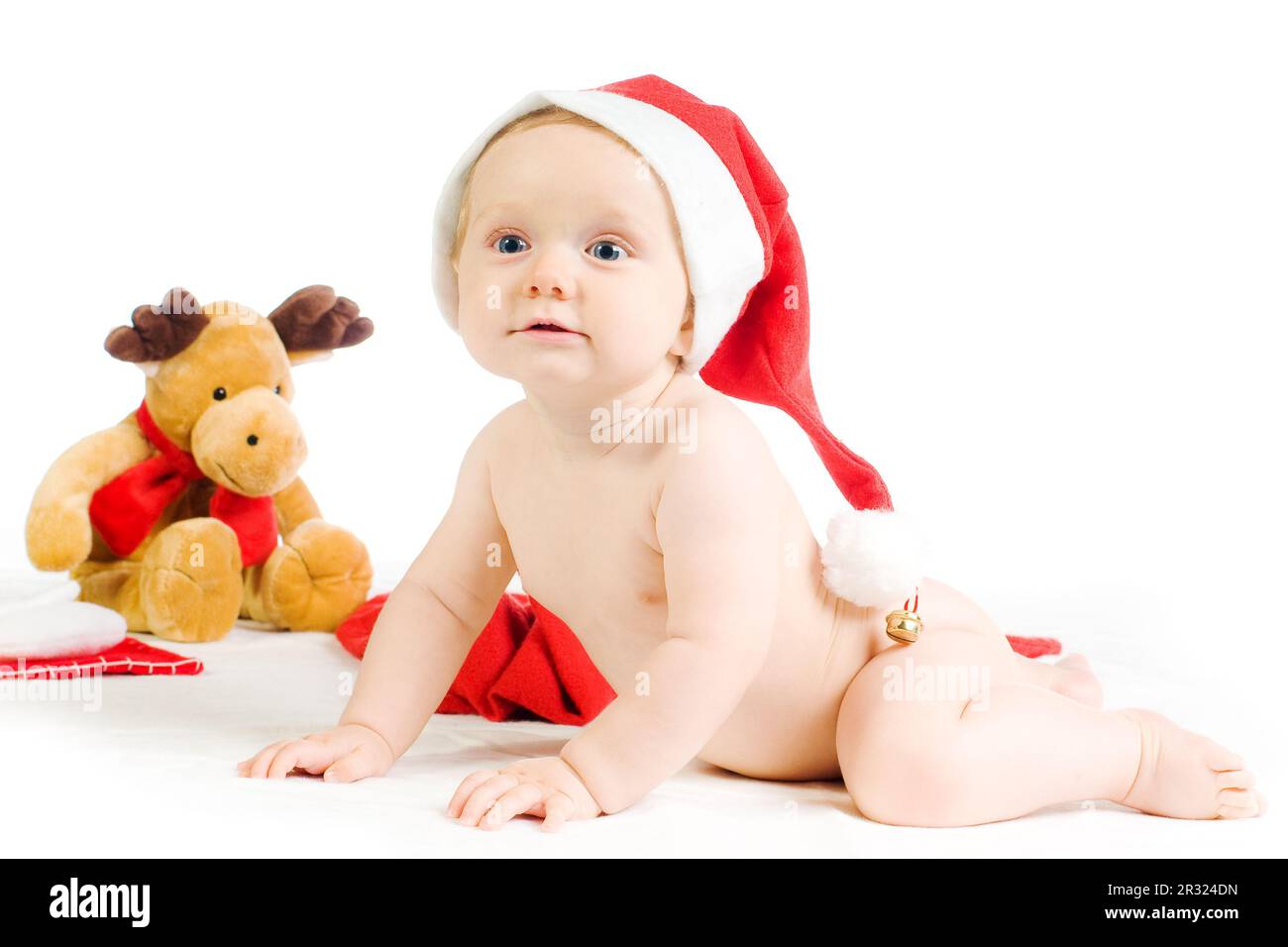 süßes baby mit weihnachtsmütze und elch auf weißem grund Stock Photo
