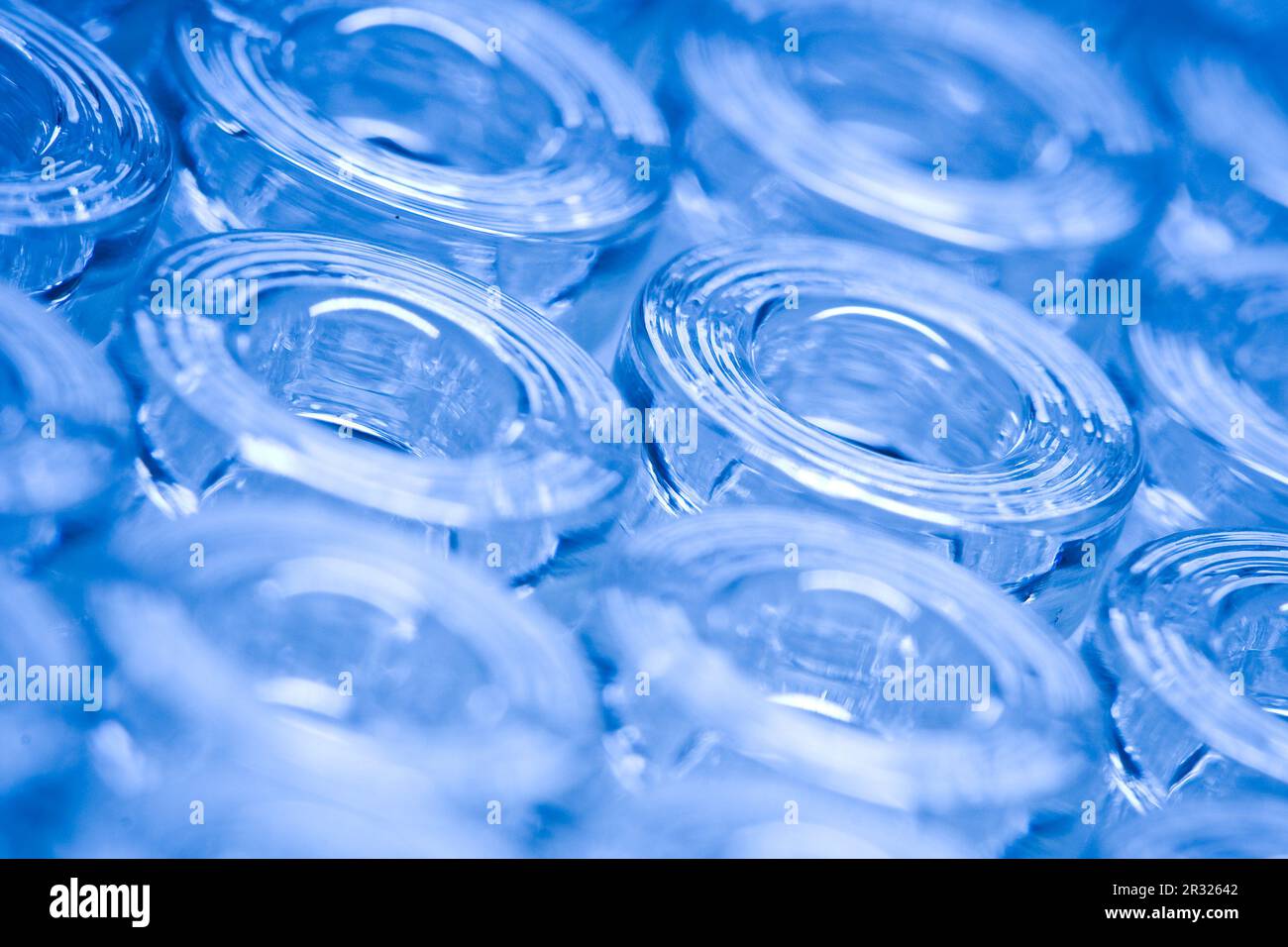 detail makro aufnahme von blauen glas ampullen Stock Photo