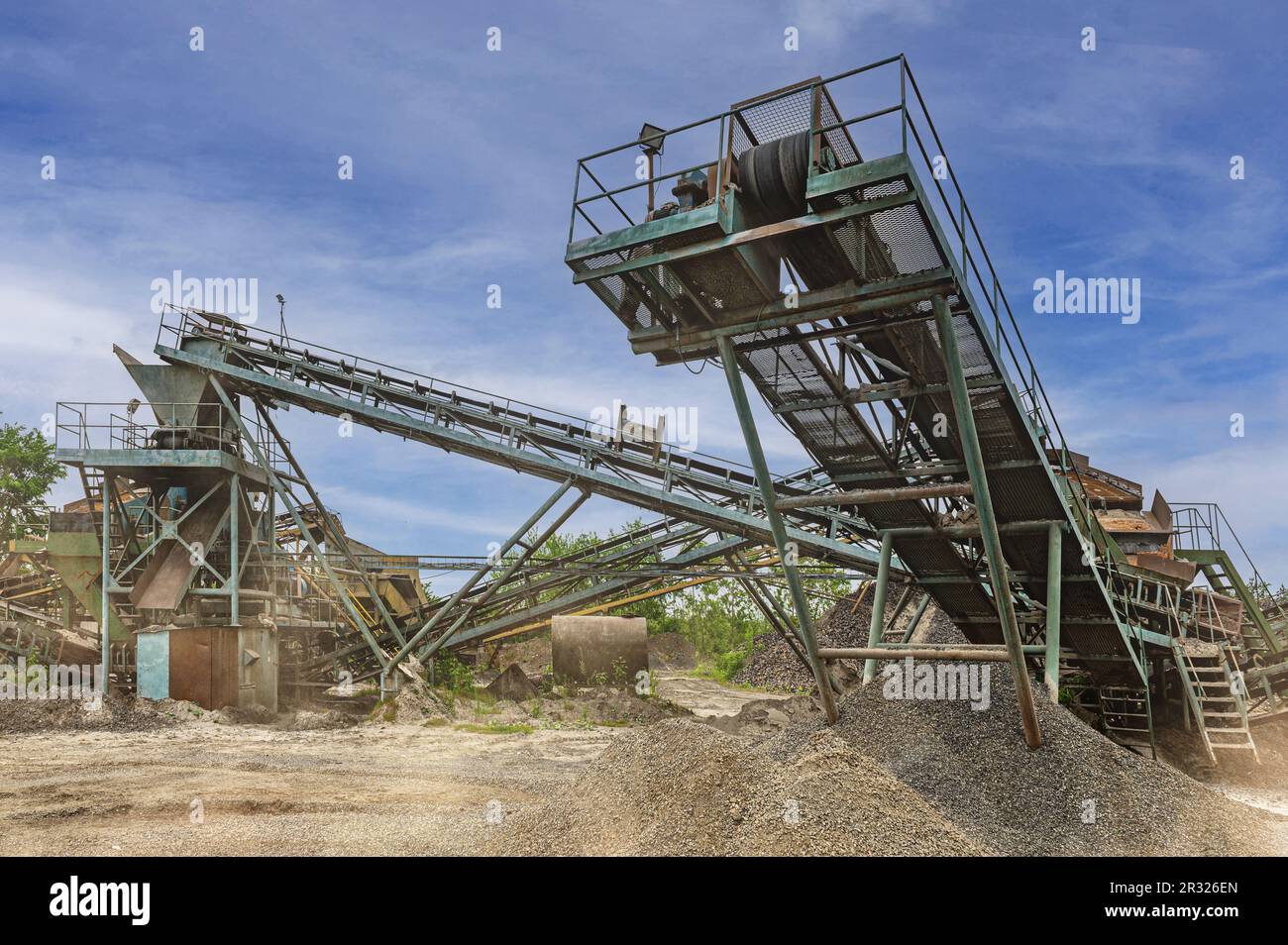 Crushing machinery, cone type rock crusher, conveying crushed granite