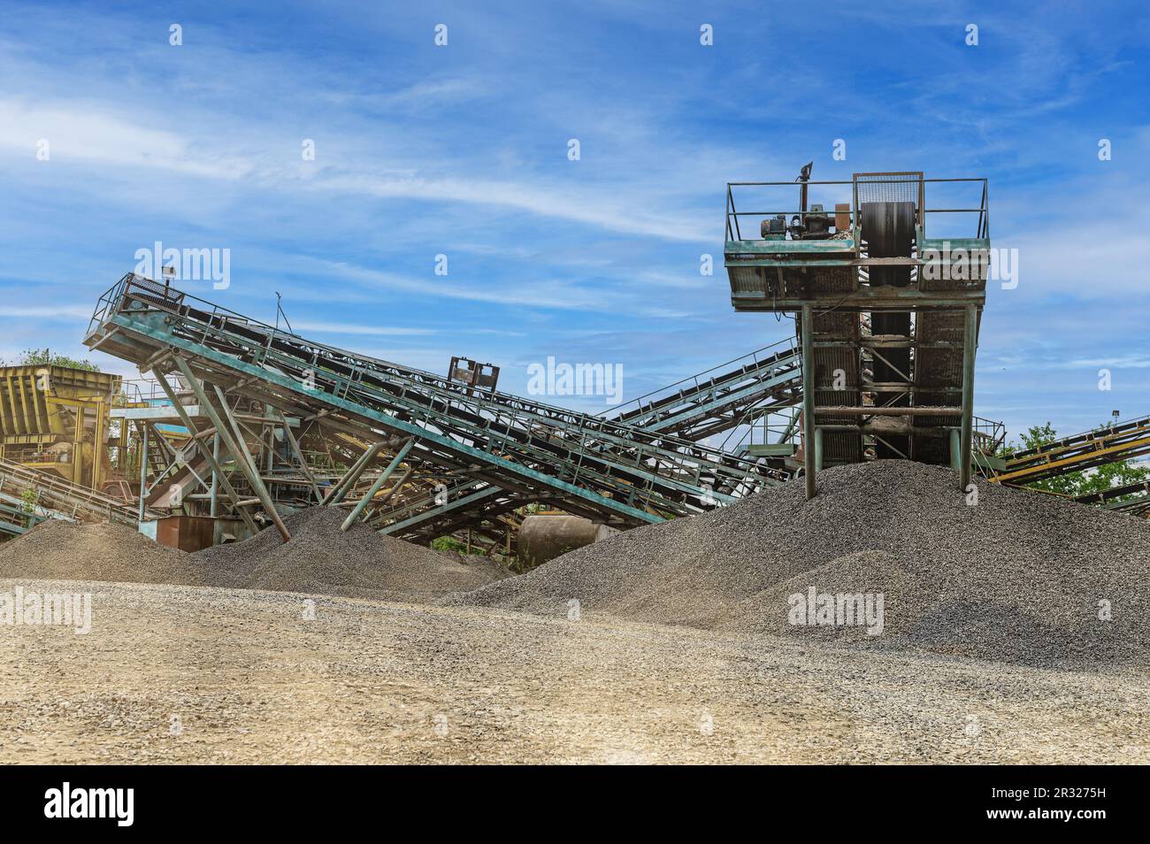 Crushing machinery, cone type rock crusher, conveying crushed granite