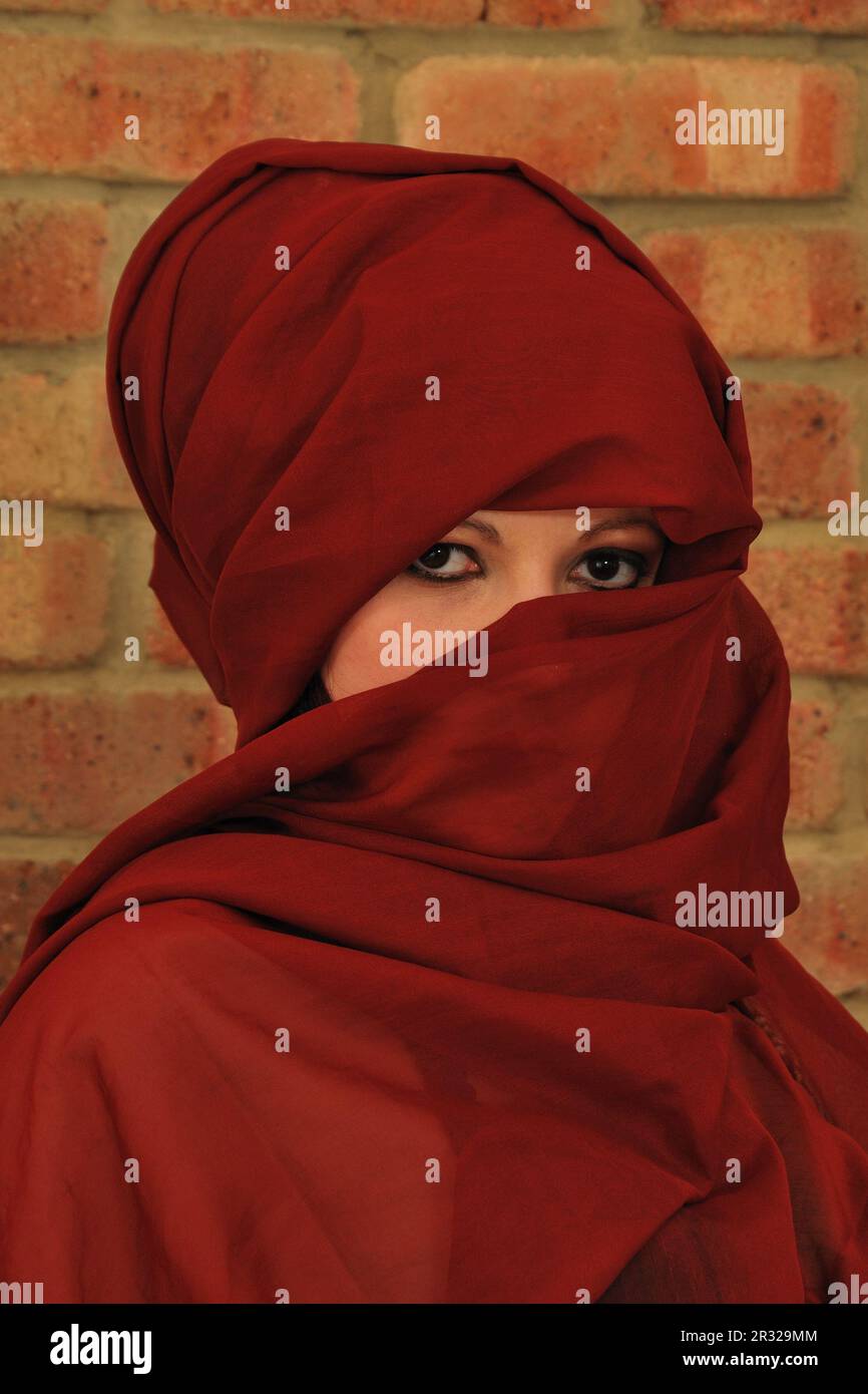 Veiled arab woman hi-res stock photography and images - Alamy