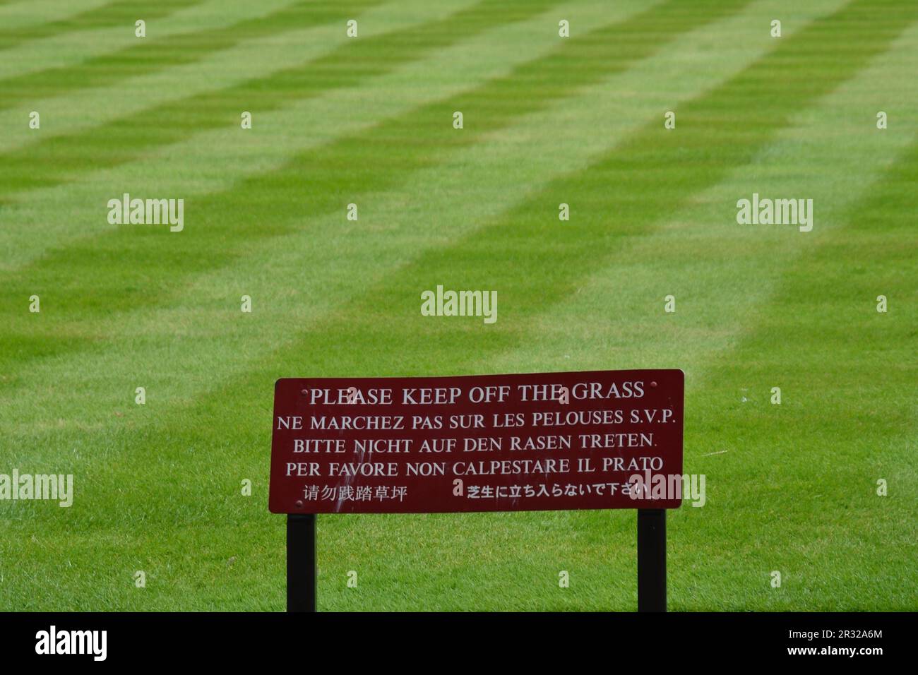 Grass Fixed Sign Grass information sign hi-res stock photography and images - Alamy