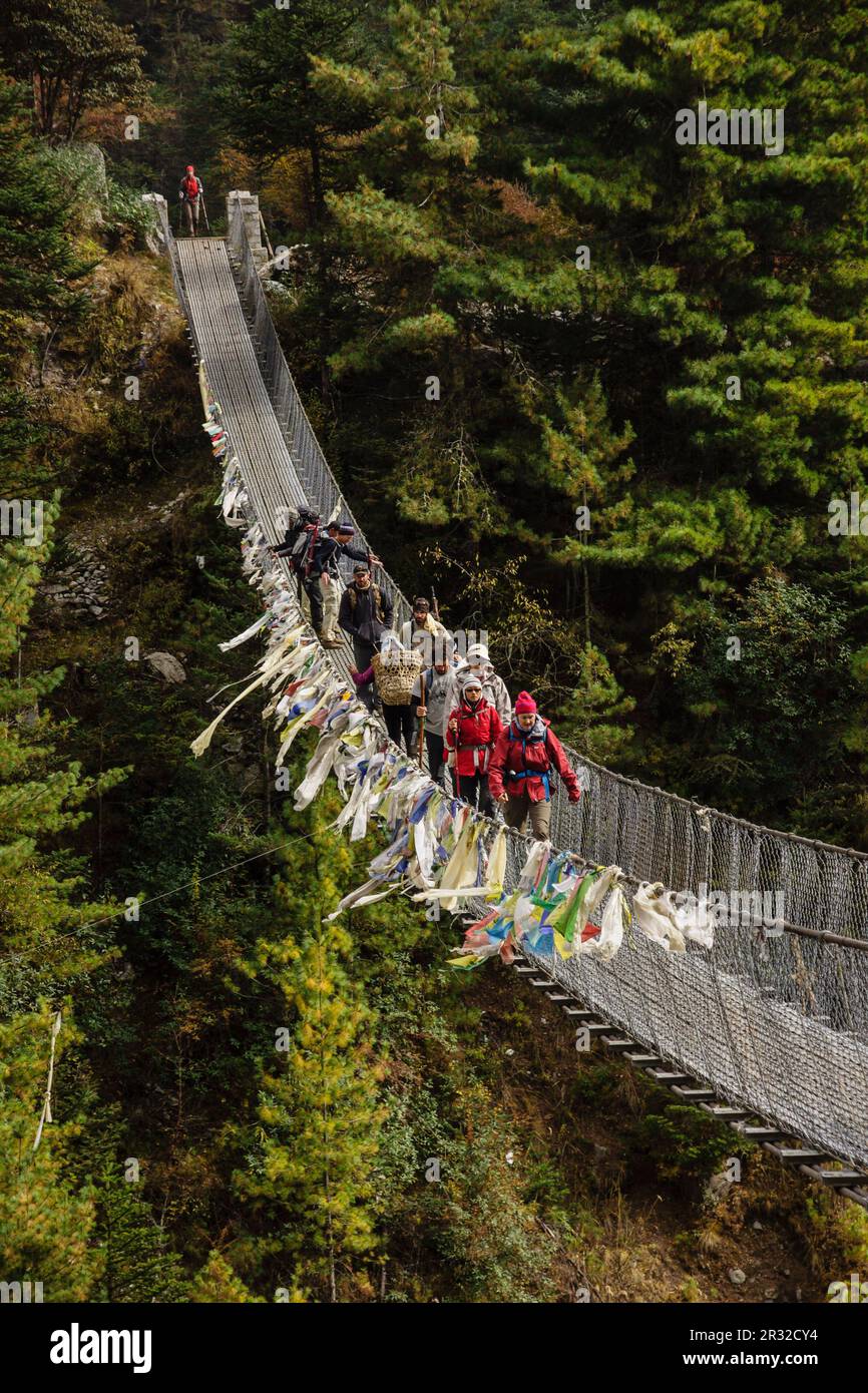puente colgante sobre el rio Dudh Koshi Nadi.Sagarmatha National Park, Khumbu Himal, Nepal, Asia. Stock Photo