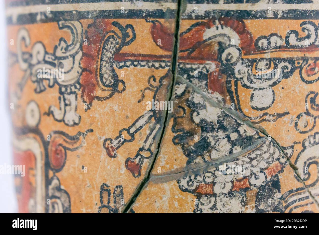 gobernante con piel de jaguar sentado en una canoa y tocado con una serpiente bicefala, vaso polícromo, clásico tardio, Santa María Nebaj,museo de antropologia Maya, departamento de El Quiché, Guatemala, Central America. Stock Photo