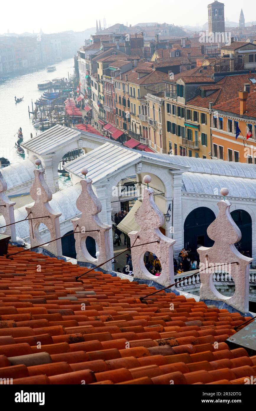 The terrace of the Fontego dei Tedeschi , in the San Marco district overlooking the Grand Canal, near the Rialto Bridge, the most important shopping c Stock Photo