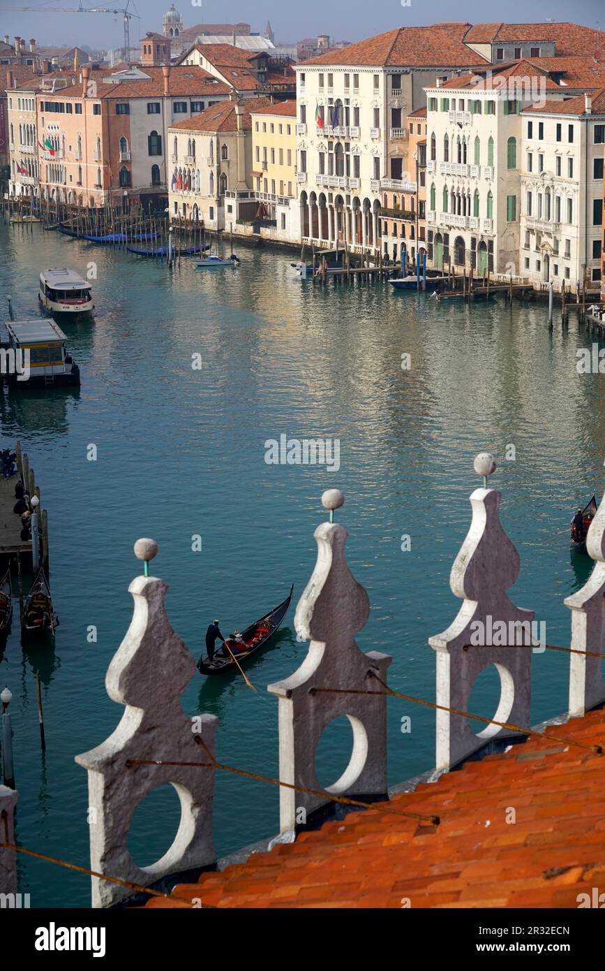 The terrace of the Fontego dei Tedeschi , in the San Marco district overlooking the Grand Canal, near the Rialto Bridge, the most important shopping c Stock Photo
