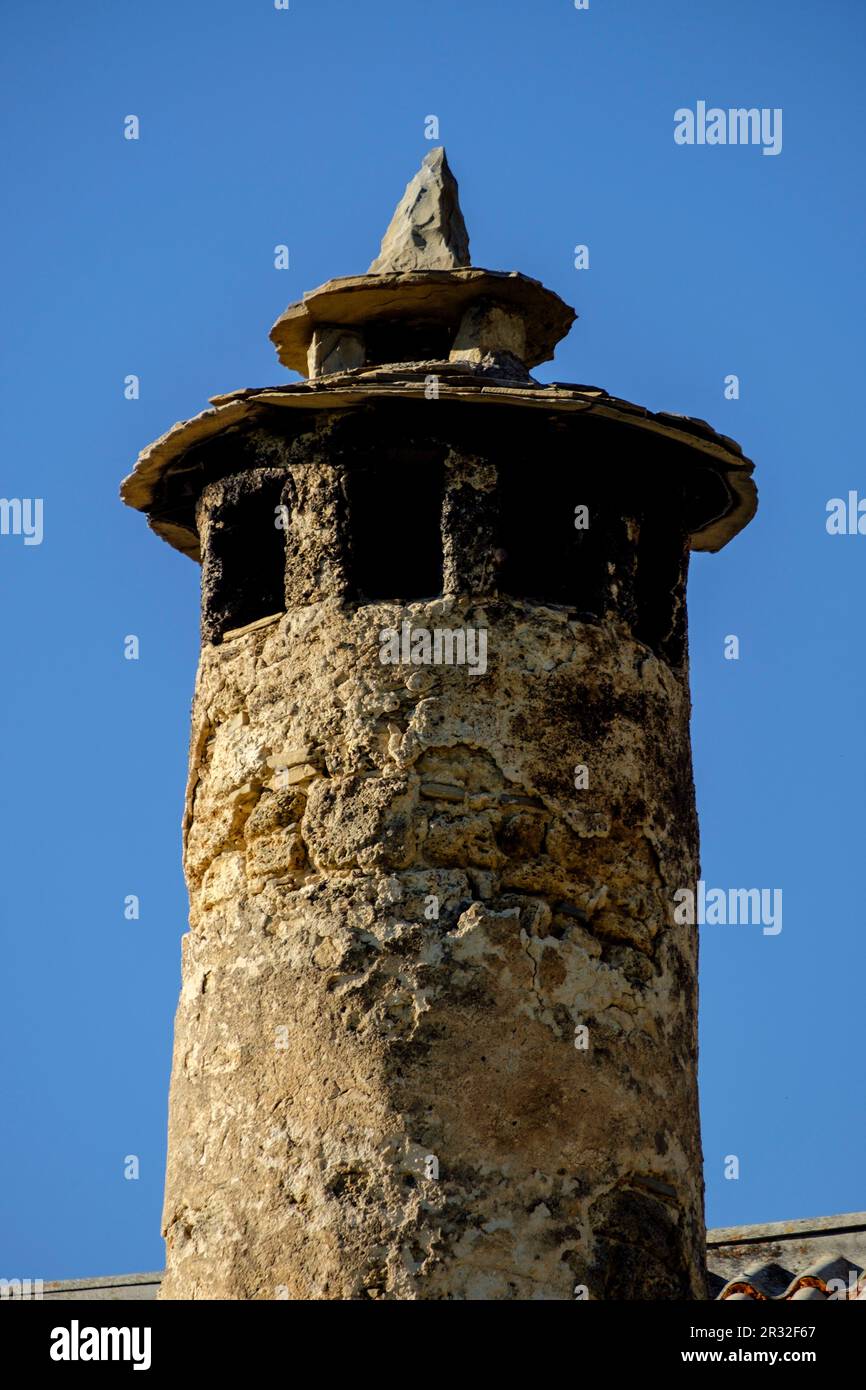casa tipica con chimenea de brujas, Asín de Broto ,municipio de Broto ...
