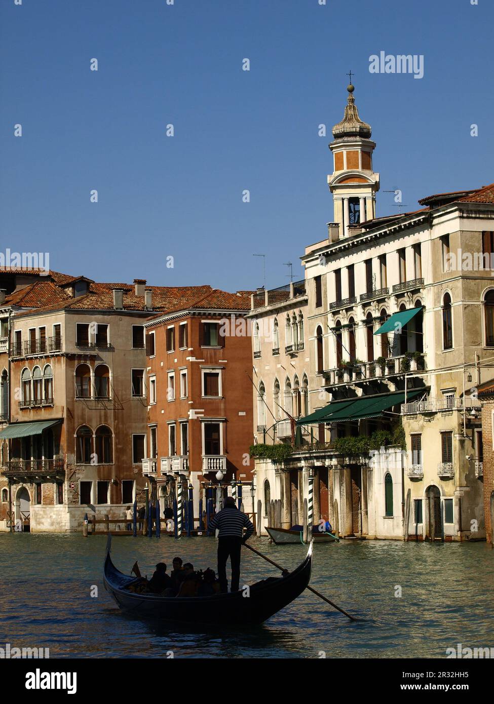 Gondola en el Gran canal, Rialto. Venecia.Véneto. Italia. Stock Photo