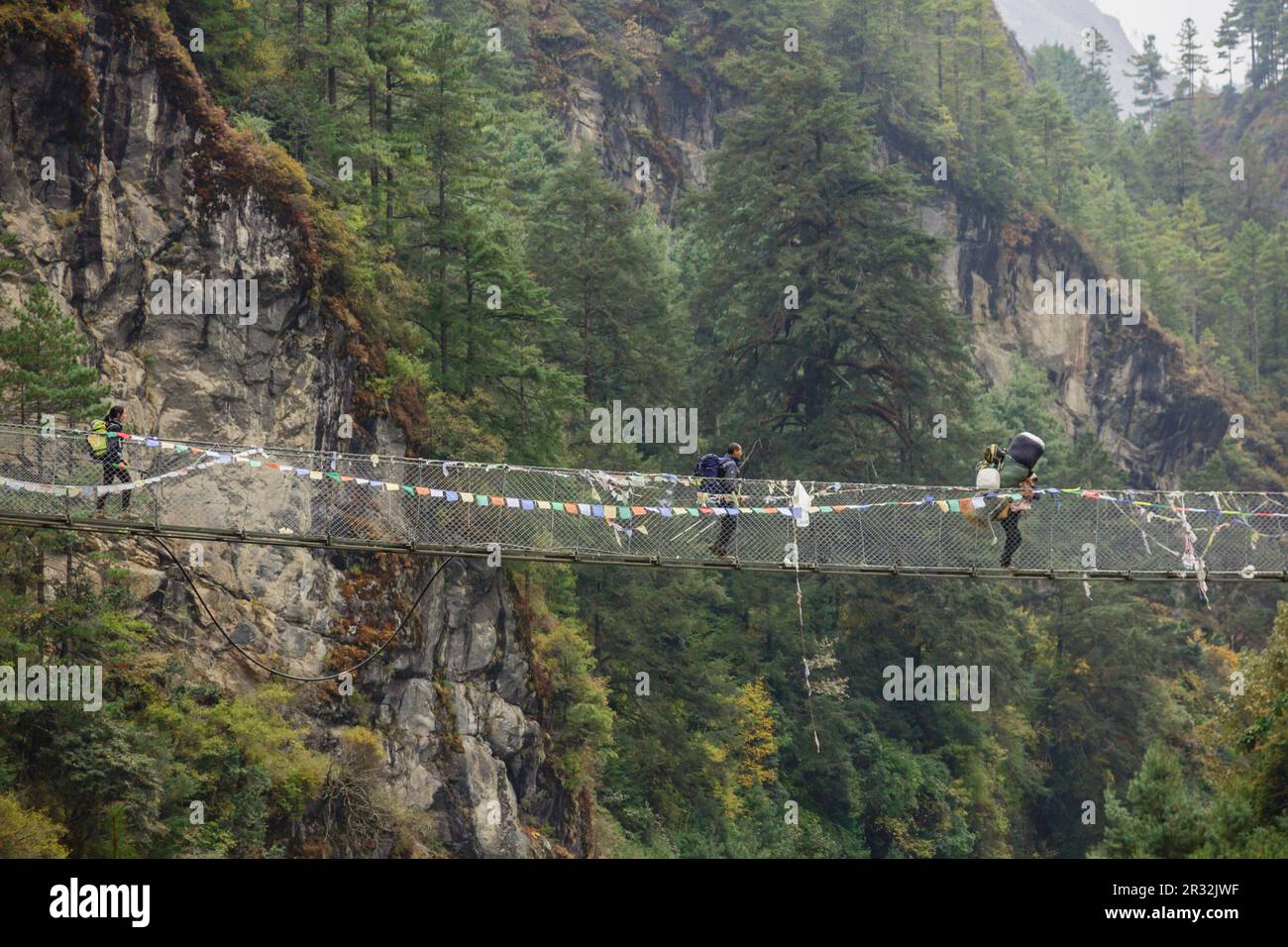 puente colgante, Larja, sobre el rio Dudh Koshi.Sagarmatha National Park, Khumbu Himal, Nepal, Asia. Stock Photo