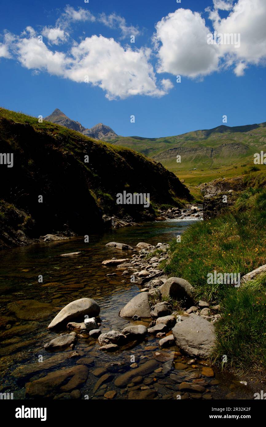 Senderismo en el valle del rio Ezcarra.Pirineos.Huesca.Cordillera pirenaica.España. Stock Photo