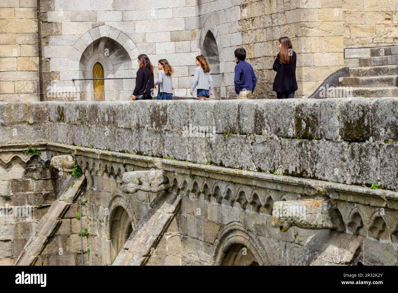 turistas en la terraza superior, catedral de Évora, Basílica Sé Catedral de Nossa Senhora da Assunção, Évora, Alentejo, Portugal. Stock Photo