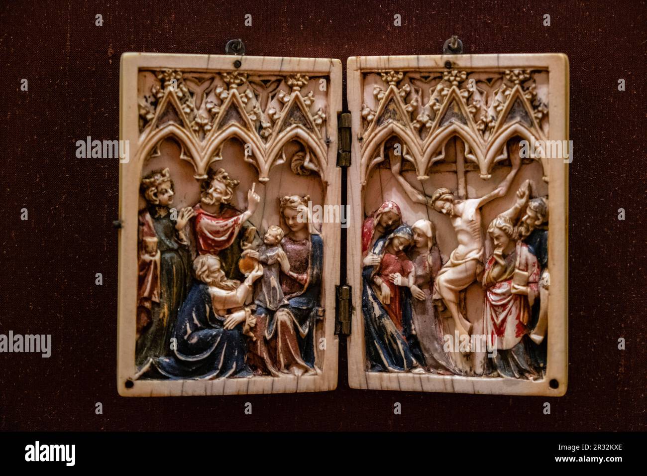 diptico con escenas de la crucifixion de Cristo y la adoracion de los Magos, Paris, siglo XIII, Fundación Calouste Gulbenkian, («Fundação Calouste Gulbenkian»), Lisboa, Portugal. Stock Photo
