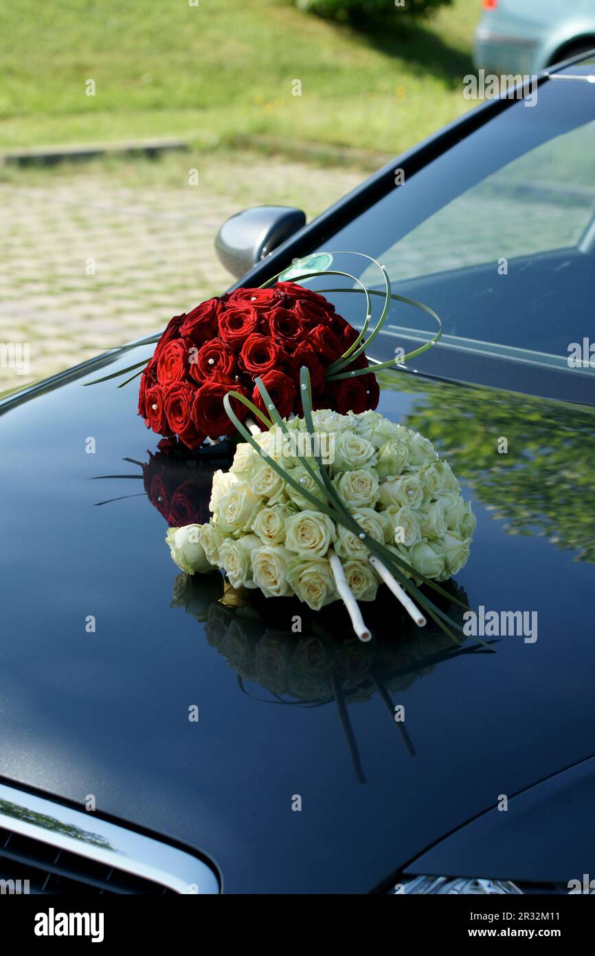 https://c8.alamy.com/comp/2R32M11/flowers-on-wedding-car-2R32M11.jpg