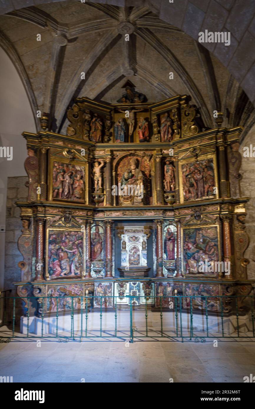 retablo de estilo romanista, data de finales del siglo XVI, iglesia romanica,de San Martín de Tours,consagrada en 1156, San Martin de Unx,comunidad foral de Navarra, Spain. Stock Photo