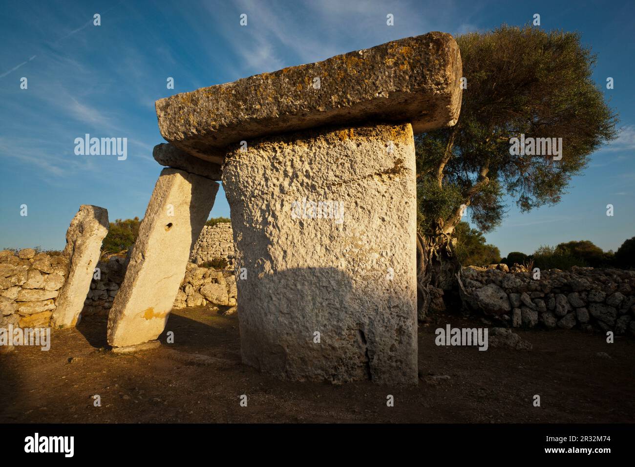 Recinto de taula.Poblado talaiótico de Talatí de Dalt, 1000 - 2000 b.C. Maó. (2011) Menorca.Islas Baleares. España. Stock Photo