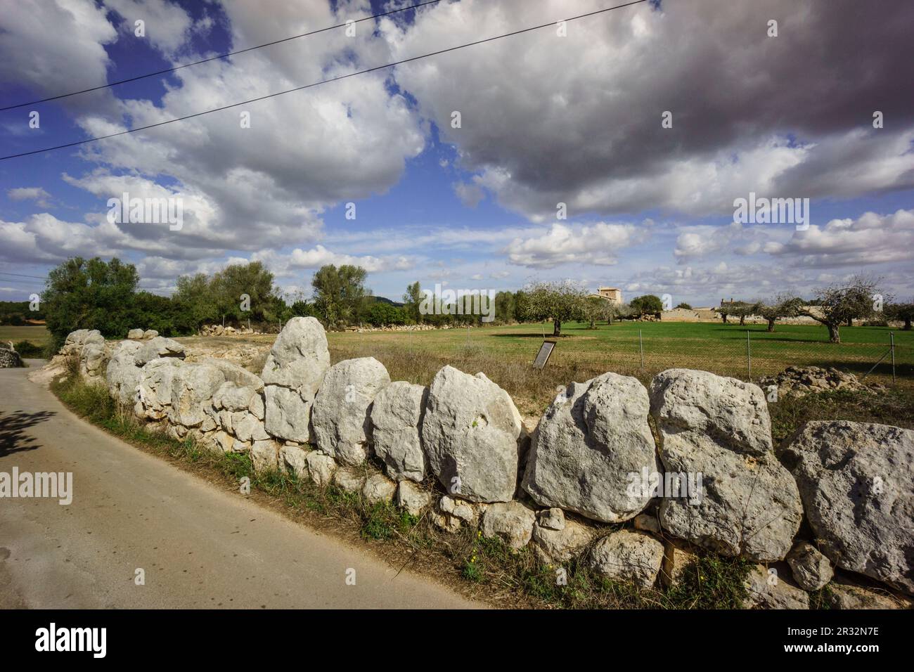 muralla de Es Pou Celat, epoca talayotica (1300-123 a. C.) , restos de un antiguo poblado fortificado, Porreres, Comarca de Es Pla, Mallorca, Spain. Stock Photo