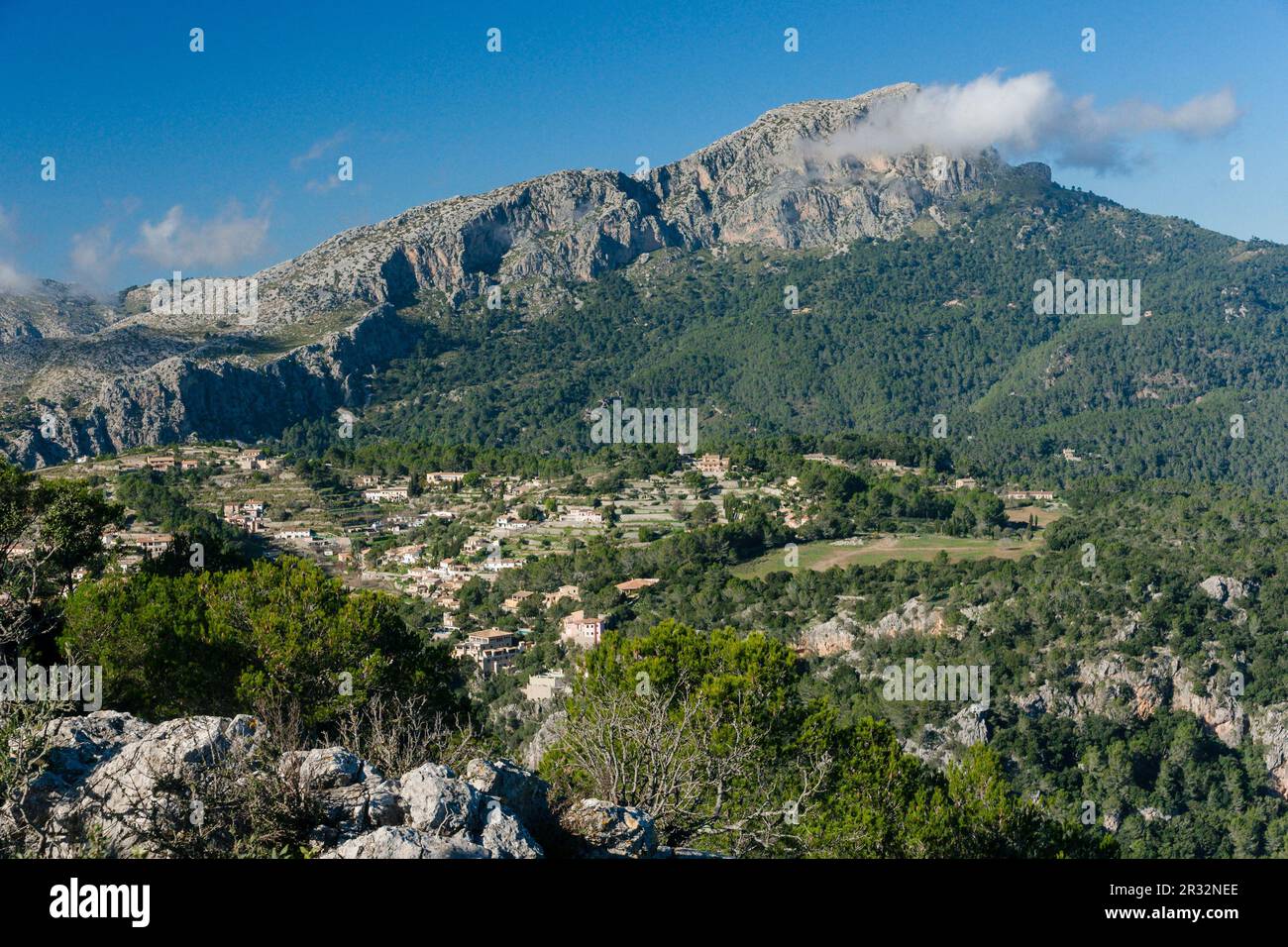 Puig de Galatzo, 1027 metros y el pueblo de Galilea, Sierra de Tramuntana, Mallorca,Islas Baleares, Spain. Stock Photo