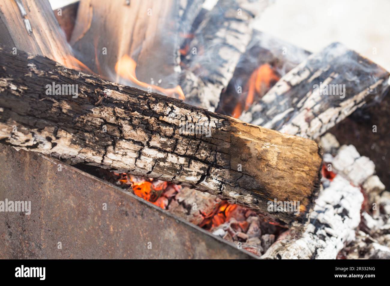 Firewood burning hi-res stock photography and images - Alamy