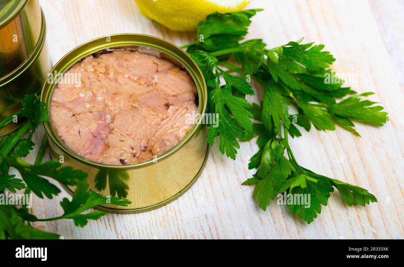 Tuna in oil with lemon and greens Stock Photo Alamy