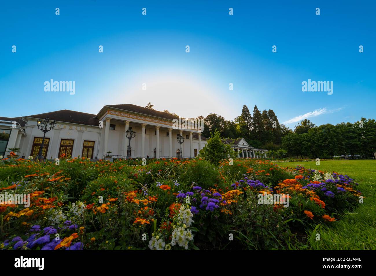 Kurhaus Baden-Baden mit Blumen und Rasen im Vordergrund Stock Photo