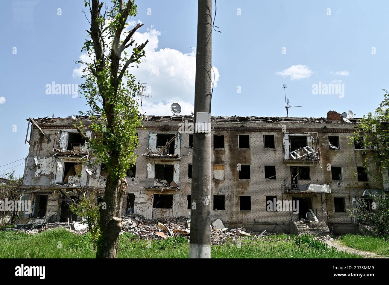 Non Exclusive: ZAPORIZHZHIA REGION, UKRAINE - MAY 18, 2023 - A three-storey residential building damaged as a result of numerous shelling attacks byth Stock Photo