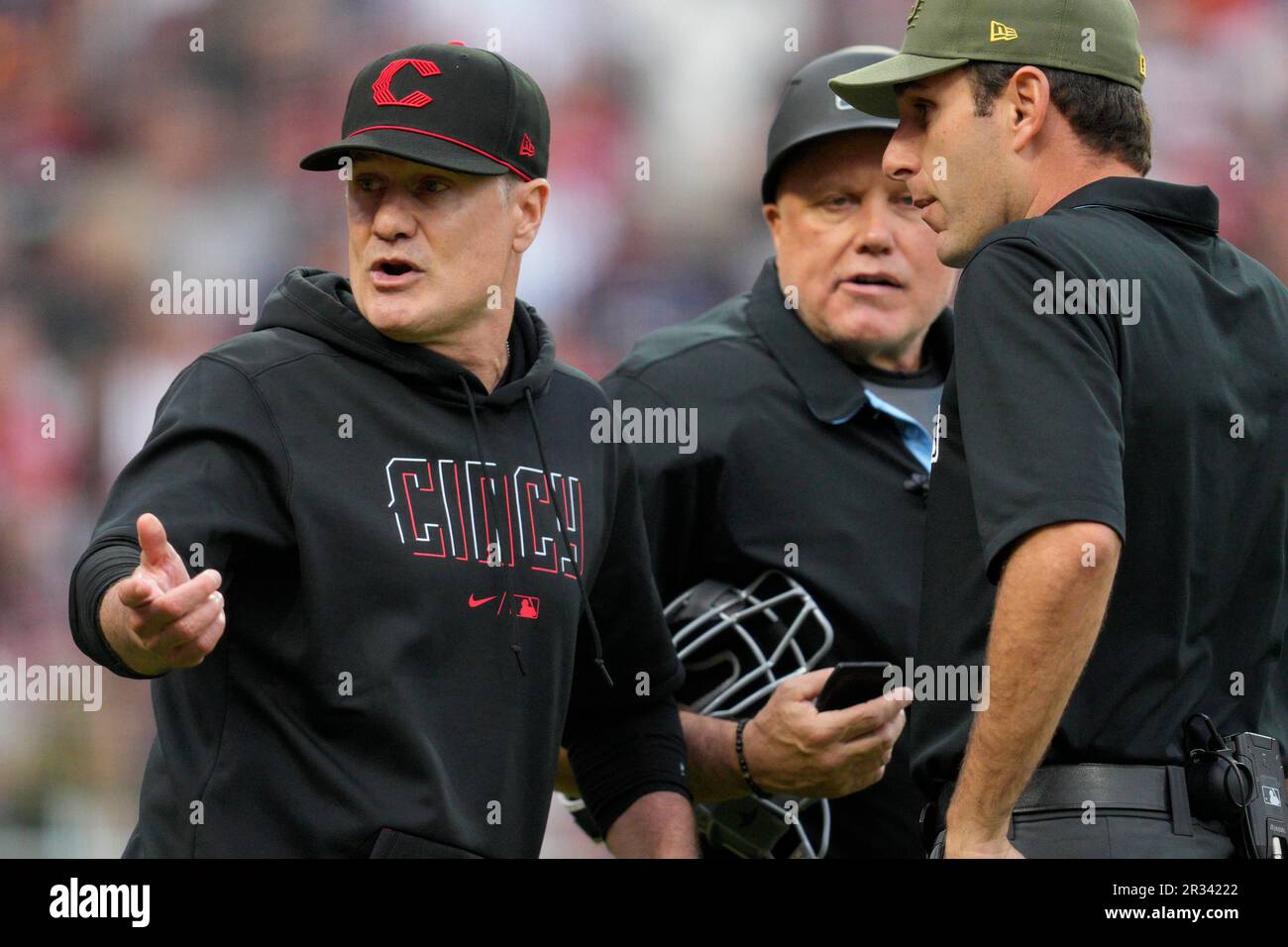 Cincinnati Reds manager David Bell, left, speaks with umpire Pat Hoberg